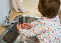 Enfant se lavant les mains tout seul